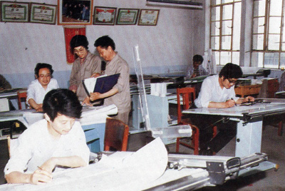從1984年第一季度到抓管理上登記全面提高企業(yè)素質(zhì)驗(yàn)收前，采取分線檢查、總結(jié)成績(jī)、找出差距、提出措施、限期整改的方法，使各項(xiàng)工作在整頓中鞏固提高，在鞏固提高中進(jìn)行再整頓，再提高。