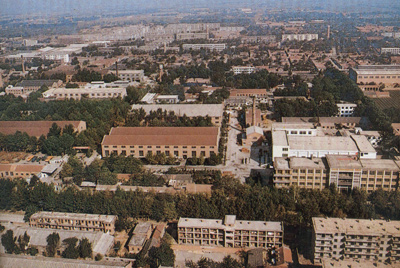推土機(jī)總廠本部廠區(qū)。山東推土機(jī)總廠建立時(shí)，固定資產(chǎn)原值為2569萬(wàn)元，占地面積為517538平方米，建筑面積為170861平方米。