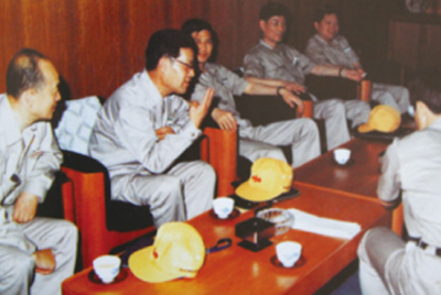 為了學(xué)習(xí)外國(guó)先進(jìn)技術(shù)和管理方法，前往引進(jìn)技術(shù)與設(shè)備的國(guó)家進(jìn)行實(shí)地考察。薛仲光廠長(zhǎng)在日本。