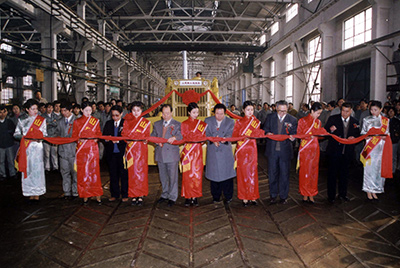 山推股份公司舉行山推牌TY220推土機(jī)5000臺(tái)下線慶典活動(dòng)。