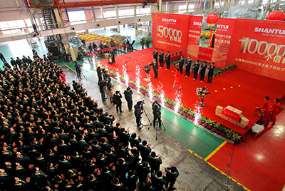 推土機(jī)事業(yè)部總裝工廠隆重舉行推土機(jī)第50000臺(tái)下線慶典儀式。這一激動(dòng)人心的歷史時(shí)刻標(biāo)志著50000臺(tái)不僅僅是一個(gè)數(shù)量的積累，更是山推管理水平、生產(chǎn)規(guī)模、制造技術(shù)、研發(fā)能力、銷(xiāo)售能力等綜合能力的體現(xiàn)，標(biāo)志著山推推土機(jī)產(chǎn)業(yè)整體實(shí)力進(jìn)一步增強(qiáng)，是從量變到質(zhì)變的飛躍。