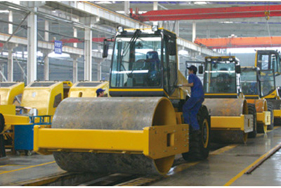 2002年2月，由履帶廠開(kāi)發(fā)研制的YZ18液壓振動(dòng)壓路機(jī)，順利下線。