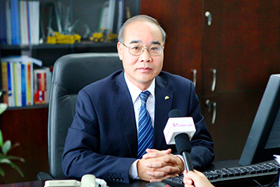 張秀文董事長(zhǎng)在接受中國(guó)山東網(wǎng)專(zhuān)題采訪時(shí)，就公司踐行“厚道魯商”倡樹(shù)行動(dòng)進(jìn)行回答，介紹了山推把“仁義、誠(chéng)信、厚道”的文化精髓融入到生產(chǎn)經(jīng)營(yíng)的全過(guò)程的典型做法和“誠(chéng)敬做產(chǎn)品，誠(chéng)信做企業(yè)”的經(jīng)營(yíng)理念，在工程機(jī)械行業(yè)樹(shù)立起了“厚德堅(jiān)韌”的山東國(guó)企形象