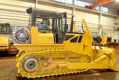 世界上第一臺(tái)燃?xì)庑吐膸酵仆翙C(jī)——SD20-5（LNG）在研究總院新產(chǎn)品試制中心下線。SD20-5（LNG）履帶式推土機(jī)是公司順應(yīng)行業(yè)發(fā)展趨勢(shì)開(kāi)發(fā)的一款節(jié)能、環(huán)保產(chǎn)品，整機(jī)采用天然氣專(zhuān)用發(fā)動(dòng)機(jī)，燃燒后無(wú)積炭，滿(mǎn)足stageIIIA排放，壽命更長(zhǎng)，維修頻率更低。