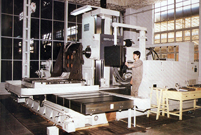 BPN-13B(R4)數(shù)控臥式加工中心。廠房擴(kuò)建加大，設(shè)備填平補(bǔ)齊，增加精、大、稀設(shè)備，新上生產(chǎn)線，提高企業(yè)裝備素質(zhì)，使山推廠成為名副其實(shí)的大馬力推土機(jī)生產(chǎn)廠。
