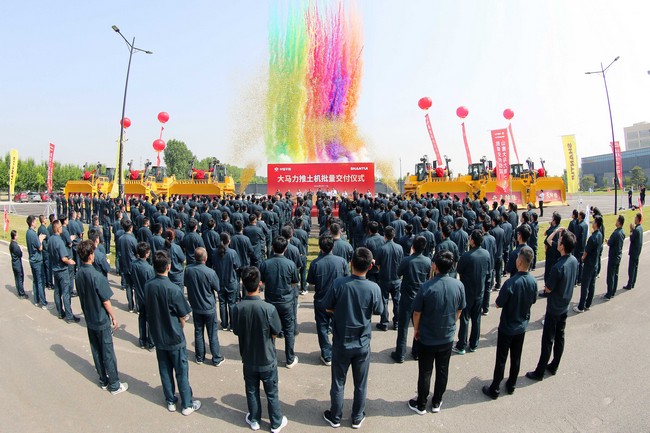 5月17日，山推向中煤平朔集團(tuán)一次性交付六臺(tái)中國(guó)最大馬力推土機(jī)。